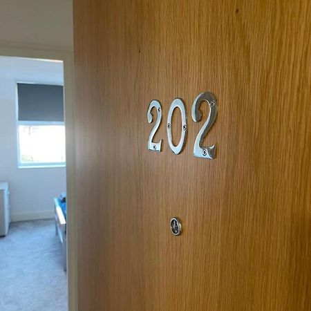 #0202 One Bedroom Serviced Apartment-Free Parking Дарби Екстериор снимка