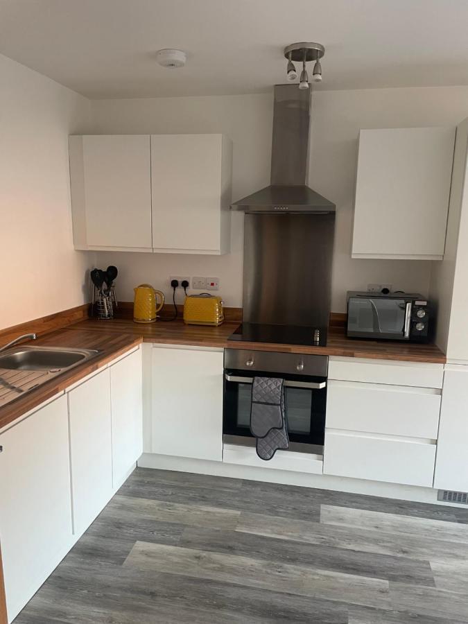 #0202 One Bedroom Serviced Apartment-Free Parking Дарби Екстериор снимка