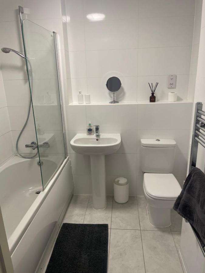 #0202 One Bedroom Serviced Apartment-Free Parking Дарби Екстериор снимка