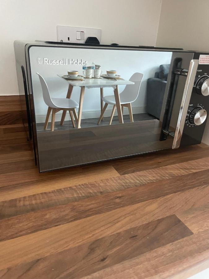 #0202 One Bedroom Serviced Apartment-Free Parking Дарби Екстериор снимка